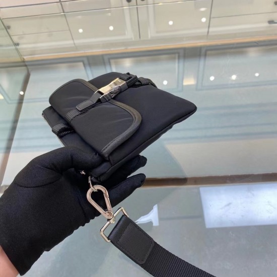 P180 new handbag 2VE011 latest handbag made of imported nylon top brushed hardware removable wrist strap this casual design looks modern modern style can be stored cell phone bank card and other small personal belongings out of the house is very suitable 