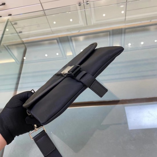 P180 new handbag 2VE011 latest handbag made of imported nylon top brushed hardware removable wrist strap this casual design looks modern modern style can be stored cell phone bank card and other small personal belongings out of the house is very suitable 