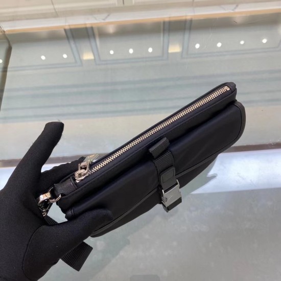 P180 new handbag 2VE011 latest handbag made of imported nylon top brushed hardware removable wrist strap this casual design looks modern modern style can be stored cell phone bank card and other small personal belongings out of the house is very suitable 