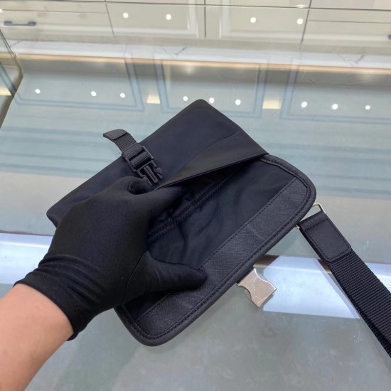 P180 new handbag 2VE011 latest handbag made of imported nylon top brushed hardware removable wrist strap this casual design looks modern modern style can be stored cell phone bank card and other small personal belongings out of the house is very suitable 