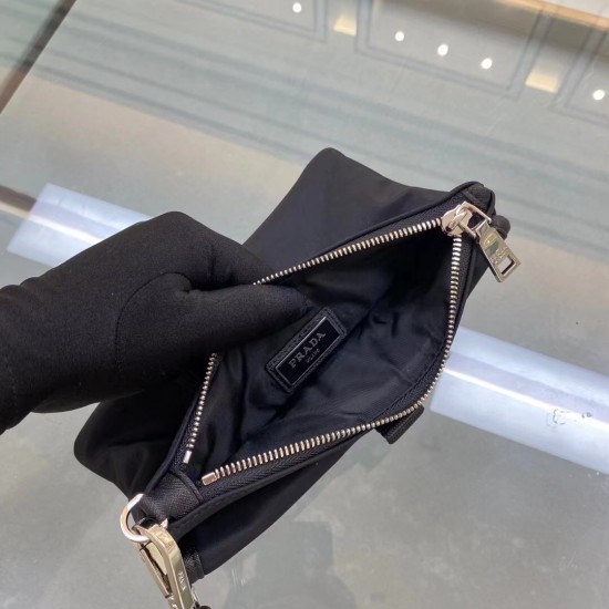 P180 new handbag 2VE011 latest handbag made of imported nylon top brushed hardware removable wrist strap this casual design looks modern modern style can be stored cell phone bank card and other small personal belongings out of the house is very suitable 