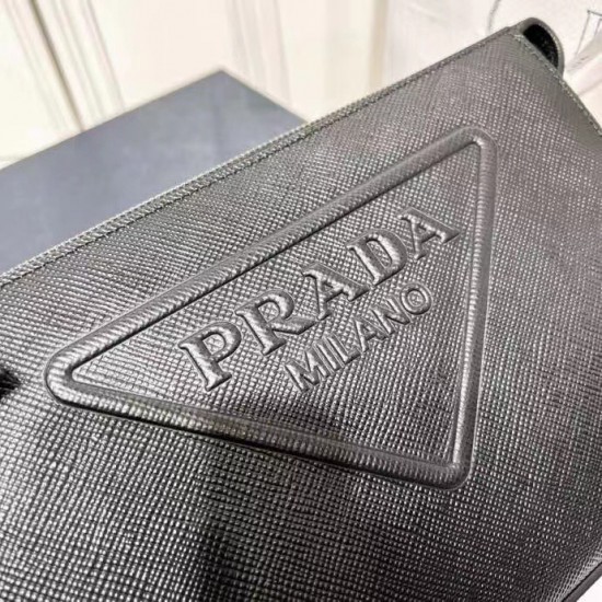 p260New First 22Latest Full Leather Clutch 2VF039This cross grain cowhide leather clutch interprets a beautifully structured silhouetteFront 3D effectNew triangular logoBack classic triangular enameled logoZipper closureBuilt-in pocketsWith a full leather