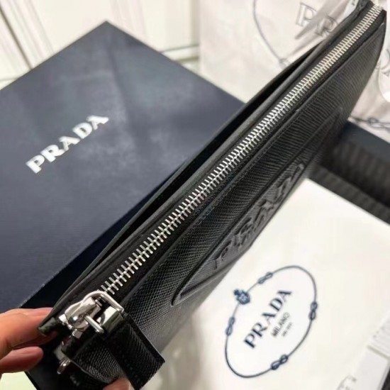 p260New First 22Latest Full Leather Clutch 2VF039This cross grain cowhide leather clutch interprets a beautifully structured silhouetteFront 3D effectNew triangular logoBack classic triangular enameled logoZipper closureBuilt-in pocketsWith a full leather