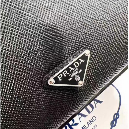 p260New First 22Latest Full Leather Clutch 2VF039This cross grain cowhide leather clutch interprets a beautifully structured silhouetteFront 3D effectNew triangular logoBack classic triangular enameled logoZipper closureBuilt-in pocketsWith a full leather