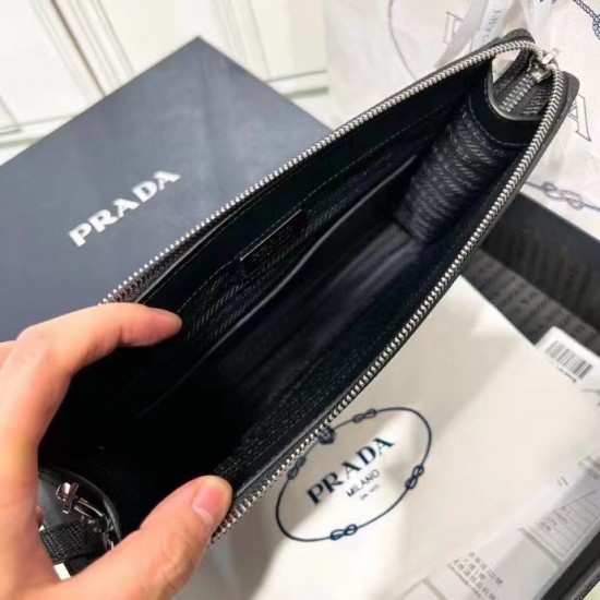 p260New First 22Latest Full Leather Clutch 2VF039This cross grain cowhide leather clutch interprets a beautifully structured silhouetteFront 3D effectNew triangular logoBack classic triangular enameled logoZipper closureBuilt-in pocketsWith a full leather