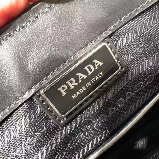 p260New First 22Latest Full Leather Clutch 2VF039This cross grain cowhide leather clutch interprets a beautifully structured silhouetteFront 3D effectNew triangular logoBack classic triangular enameled logoZipper closureBuilt-in pocketsWith a full leather