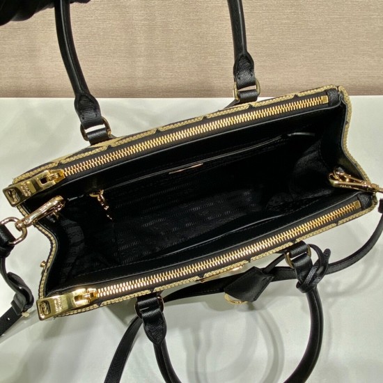 P480 Embroidered Fabric Bag 1BA863 Killer BagThis embroidered fabric killer bag is made of imported Saffiano leather and unique embroidery fabric on the original elements of the change in the fabric fabric design looks particularly stylish and trendyHandh