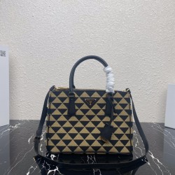 P480 top original single embroidered fabric bag 1BA863 killer bag this embroidered fabric killer bag using imported Saffiano leather and unique embroidery fabric on the original elements of the change on the fabric fabric design looks extraordinarily styl