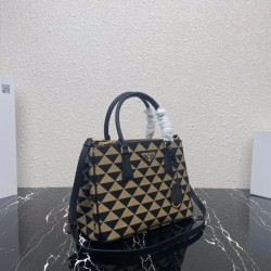 P480 top original single embroidered fabric bag 1BA863 killer bag this embroidered fabric killer bag using imported Saffiano leather and unique embroidery fabric on the original elements of the change on the fabric fabric design looks extraordinarily styl