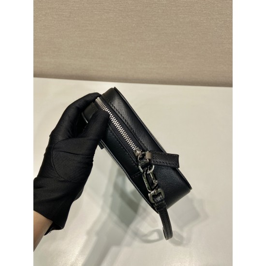 p260 new handbag 2VF017 men's handbag imported Saffiano leather men's handbag decorated with the classic triangle logo back strap and removable side straps can be used to meet the needs of the men's handbag is a wonderful collision of classic and trendy d