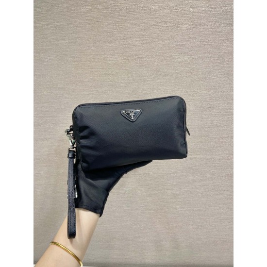 P220 New Clutch 1NS693 White Lat Hardware This clutch is made of imported nylon fabric White Lat triangular logo decorated with simple lines Open the body of the bag can be seen zippered interior pockets Removable leather wristlet men and women common mod