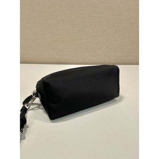 P220 New Clutch 1NS693 White Lat Hardware This clutch is made of imported nylon fabric White Lat triangular logo decorated with simple lines Open the body of the bag can be seen zippered interior pockets Removable leather wristlet men and women common mod