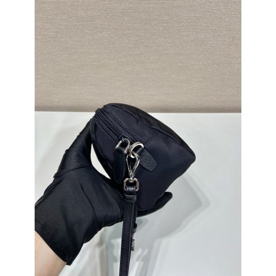 P220 New Clutch 1NS693 White Lat Hardware This clutch is made of imported nylon fabric White Lat triangular logo decorated with simple lines Open the body of the bag can be seen zippered interior pockets Removable leather wristlet men and women common mod