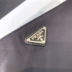 P150 Classic Nylon Clutch Envelope Bag 2NH006Imported Saffiano cross grain cowhide waterproof parachute nylon classic triangle label built-in card slot capacity is super large with full leather wristlet both men and women can use unisex handbag fashionabl