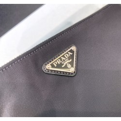 P150 Classic Nylon Clutch Envelope Bag 2NH006Imported Saffiano cross grain cowhide waterproof parachute nylon classic triangle label built-in card slot capacity is super large with full leather wristlet both men and women can use unisex handbag fashionabl