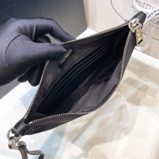 P150 Classic Nylon Clutch Envelope Bag 2NH006Imported Saffiano cross grain cowhide waterproof parachute nylon classic triangle label built-in card slot capacity is super large with full leather wristlet both men and women can use unisex handbag fashionabl