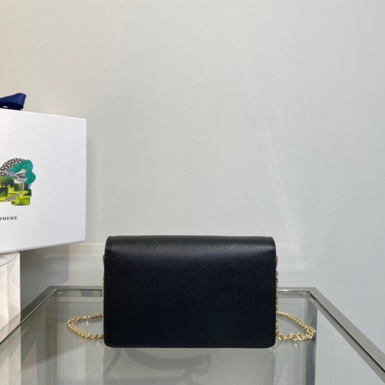 P520 top original single new crossbody bag 1BD318 arrived! This flap shoulder bag is made of Saffiano leather with lambskin inside to show the artisanal design of the soft design at a glance Flap closure tip decorated with enameled metal triangular logo w