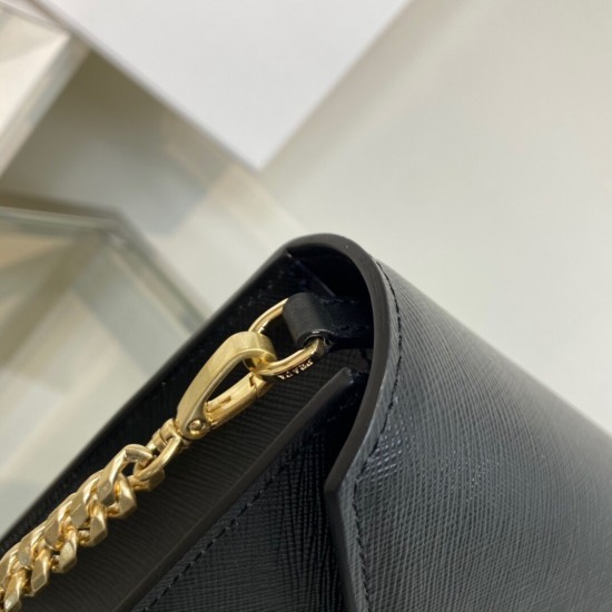 P520 top original single new crossbody bag 1BD318 arrived! This flap shoulder bag is made of Saffiano leather with lambskin inside to show the artisanal design of the soft design at a glance Flap closure tip decorated with enameled metal triangular logo w