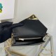 P520 top original single new crossbody bag 1BD318 arrived! This flap shoulder bag is made of Saffiano leather with lambskin inside to show the artisanal design of the soft design at a glance Flap closure tip decorated with enameled metal triangular logo w