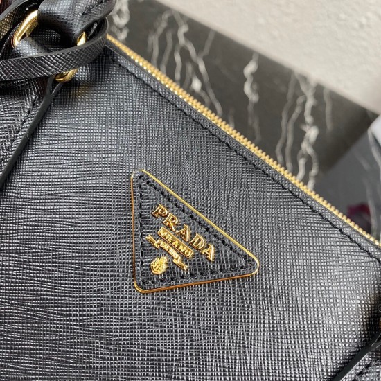 P720 Top Original P's Large Super Explosive Killer Bag Original Quality Saffiano Leather Leather Double Carry Handle Removable Adjustable Leather Shoulder Strap Gold-Plated Fittings Triangular Leather with Metal Engraved Logo Side Snap Button Closure Two 