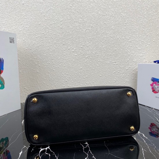 P720 Top Original P's Large Super Explosive Killer Bag Original Quality Saffiano Leather Leather Double Carry Handle Removable Adjustable Leather Shoulder Strap Gold-Plated Fittings Triangular Leather with Metal Engraved Logo Side Snap Button Closure Two 