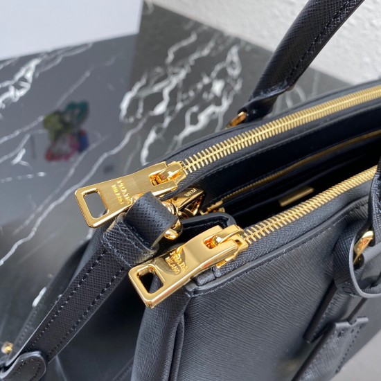 P720 Top Original P's Large Super Explosive Killer Bag Original Quality Saffiano Leather Leather Double Carry Handle Removable Adjustable Leather Shoulder Strap Gold-Plated Fittings Triangular Leather with Metal Engraved Logo Side Snap Button Closure Two 
