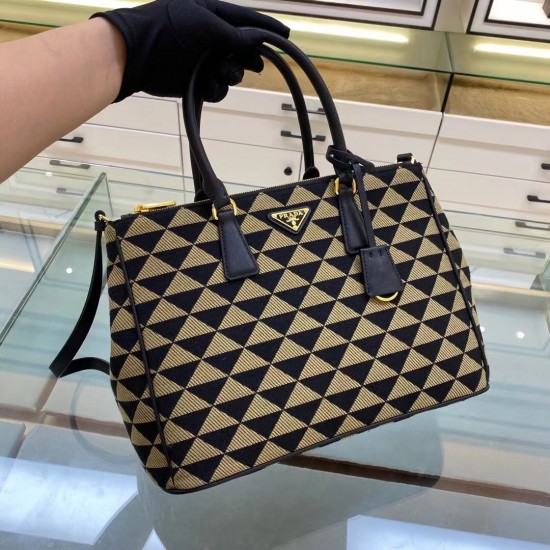 p560 Embroidered Fabric Bag 1BA274 Killer BagThis embroidered fabric killer bag is made of imported Saffiano leather and unique embroidery fabric on the original elements of the change in the fabric fabric design looks particularly stylish and trendy hand