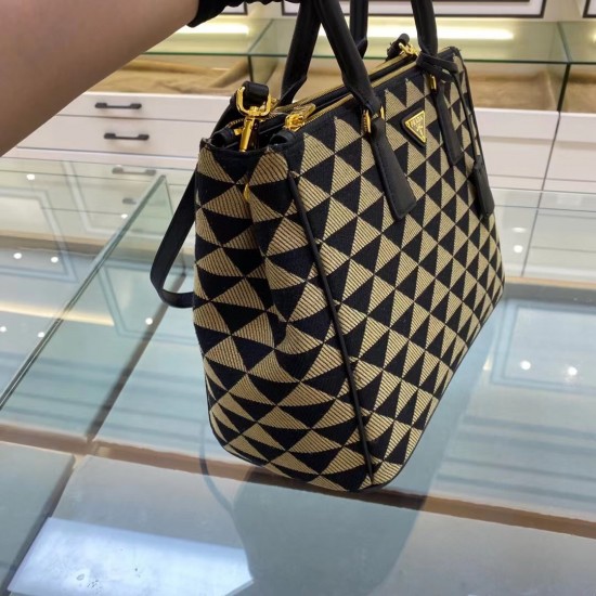 p560 Embroidered Fabric Bag 1BA274 Killer BagThis embroidered fabric killer bag is made of imported Saffiano leather and unique embroidery fabric on the original elements of the change in the fabric fabric design looks particularly stylish and trendy hand