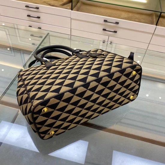 p560 Embroidered Fabric Bag 1BA274 Killer BagThis embroidered fabric killer bag is made of imported Saffiano leather and unique embroidery fabric on the original elements of the change in the fabric fabric design looks particularly stylish and trendy hand