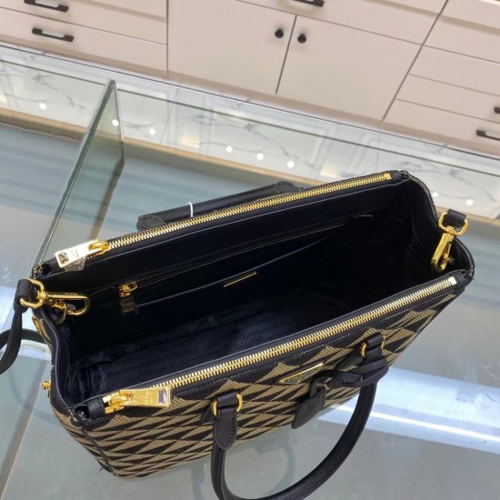 p560 Embroidered Fabric Bag 1BA274 Killer BagThis embroidered fabric killer bag is made of imported Saffiano leather and unique embroidery fabric on the original elements of the change in the fabric fabric design looks particularly stylish and trendy hand