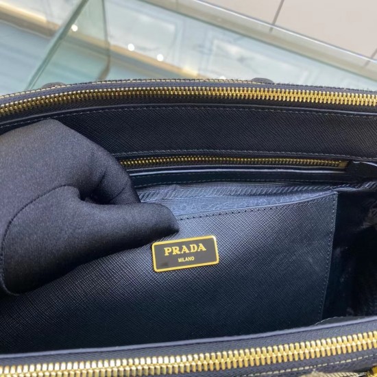 p560 Embroidered Fabric Bag 1BA274 Killer BagThis embroidered fabric killer bag is made of imported Saffiano leather and unique embroidery fabric on the original elements of the change in the fabric fabric design looks particularly stylish and trendy hand