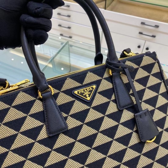 p560 Embroidered Fabric Bag 1BA274 Killer BagThis embroidered fabric killer bag is made of imported Saffiano leather and unique embroidery fabric on the original elements of the change in the fabric fabric design looks particularly stylish and trendy hand