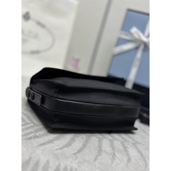 F470 with counter counterpartFully packaged and exclusively made to orderSpring 2022New mini cini messenger bag1BD313The concept of mix and match runs through Prada's narrative languageThe creative design of this flap shoulder bag has been reinterpreted w