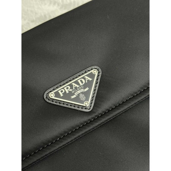 F470 with counter counterpartFully packaged and exclusively made to orderSpring 2022New mini cini messenger bag1BD313The concept of mix and match runs through Prada's narrative languageThe creative design of this flap shoulder bag has been reinterpreted w