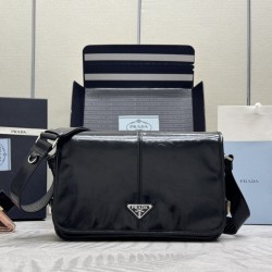 F680 with counter counter version of the full set of packaging exclusive customized new waxy leather 2VD073 messenger bag this shoulder bag selection of soft and shiny waxy leather carefully crafted unique streamlined silhouette decorated with a unique tr