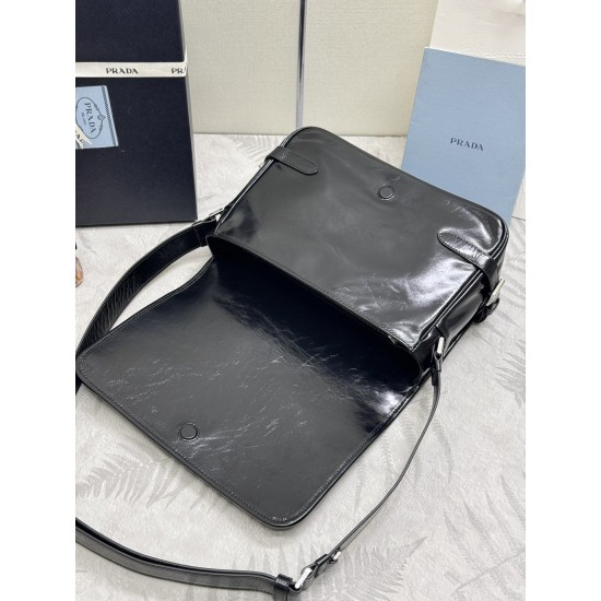 F680 with counter counter version of the full set of packaging exclusive customized new waxy leather 2VD073 messenger bag this shoulder bag selection of soft and shiny waxy leather carefully crafted unique streamlined silhouette decorated with a unique tr