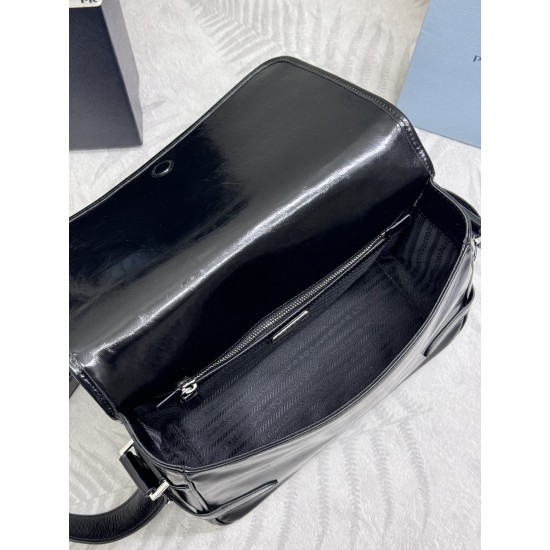 F680 with counter counter version of the full set of packaging exclusive customized new waxy leather 2VD073 messenger bag this shoulder bag selection of soft and shiny waxy leather carefully crafted unique streamlined silhouette decorated with a unique tr