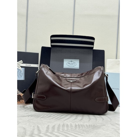 F740 with a full set of counter packaging exclusive customized new waxy leather 2VH187 messenger bag dark coffee This shoulder bag is made of soft and shiny waxy leather carefully crafted smooth and simple silhouette with exquisite details decorated with 