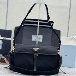 F520 with counter counter version of the full set of packaging exclusive customized new messenger bag 1BD391 large this handbag is a perfect blend of sophistication and functionality made of recycled nylon with a soft silhouette with a number of pockets l