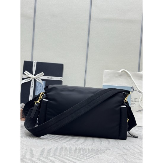 F520 with counter counter version of the full set of packaging exclusive customized new messenger bag 1BD391 large this handbag is a perfect blend of sophistication and functionality made of recycled nylon with a soft silhouette with a number of pockets l