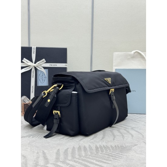 F520 with counter counter version of the full set of packaging exclusive customized new messenger bag 1BD391 large this handbag is a perfect blend of sophistication and functionality made of recycled nylon with a soft silhouette with a number of pockets l