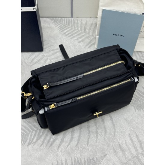 F520 with counter counter version of the full set of packaging exclusive customized new messenger bag 1BD391 large this handbag is a perfect blend of sophistication and functionality made of recycled nylon with a soft silhouette with a number of pockets l
