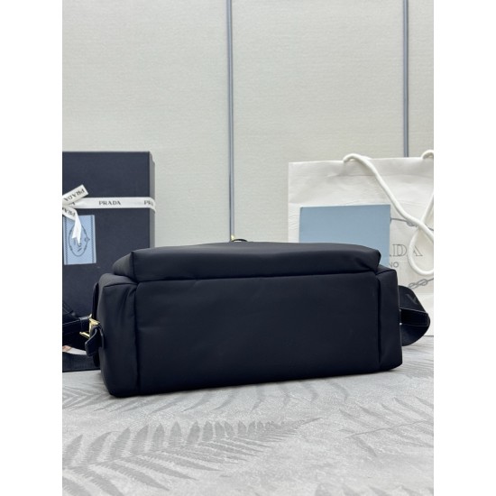 F520 with counter counter version of the full set of packaging exclusive customized new messenger bag 1BD391 large this handbag is a perfect blend of sophistication and functionality made of recycled nylon with a soft silhouette with a number of pockets l