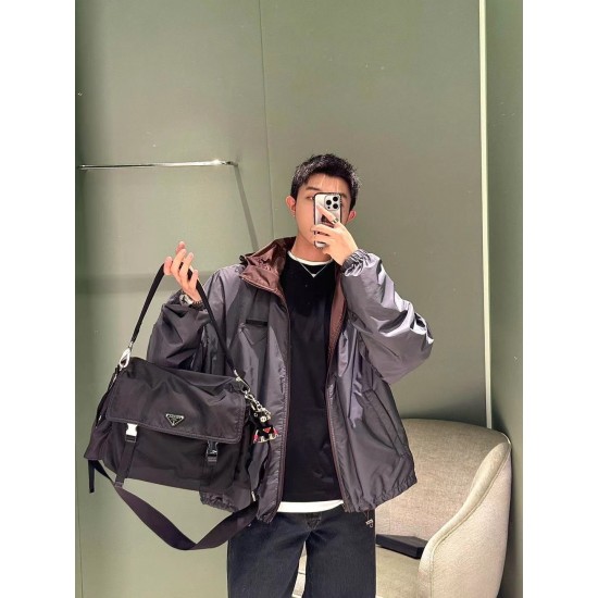 New messenger bag black on the body picture