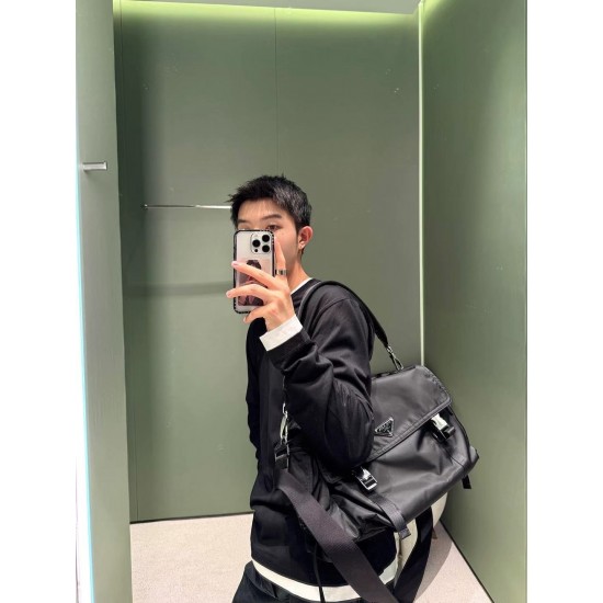 New messenger bag black on the body picture