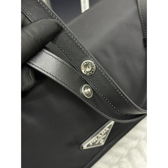 F600 with counter counter version of the full set of packaging exclusive custom cini large messenger bag 1BD256 this shoulder bag甄 unique lined nylon and handmade diamond lattice to create and equipped with fabric shoulder straps and back pockets metal fi