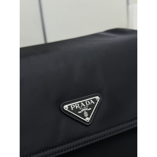 F560New Messenger Bag 2VD082The Explore bag is a perfect blend of elegance and functionality, with soft lines in a multi-pocket silhouette and a flap designed for urban exploration and outdoor adventures, with a shoulder strap and a detachable carry handl