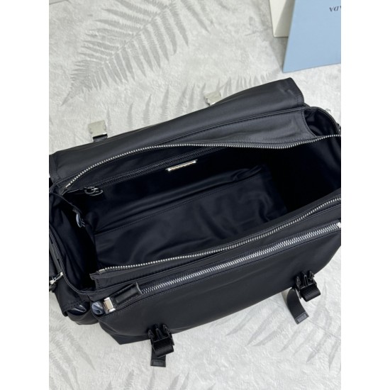 F560New Messenger Bag 2VD082The Explore bag is a perfect blend of elegance and functionality, with soft lines in a multi-pocket silhouette and a flap designed for urban exploration and outdoor adventures, with a shoulder strap and a detachable carry handl