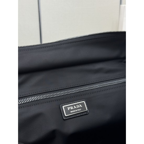 F560New Messenger Bag 2VD082The Explore bag is a perfect blend of elegance and functionality, with soft lines in a multi-pocket silhouette and a flap designed for urban exploration and outdoor adventures, with a shoulder strap and a detachable carry handl