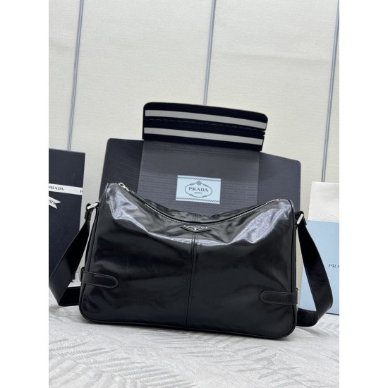 F740 with a full set of counter packaging exclusive customized new waxy leather 2VH187 messenger bag This shoulder bag is made of soft and shiny waxy leather carefully crafted smooth and simple silhouette with exquisite details decorated with a unique tri